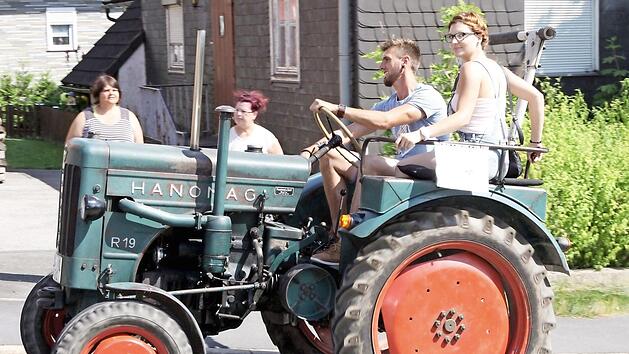 Auch heuer erwarten die Tschirner Schlepperfreunde - wie auf unserem Bild aus dem Vorjahr - wieder zahlreiche alte Gefährte für die Rundfahrt durch den Ort.  Foto: Archiv Michael Wunder