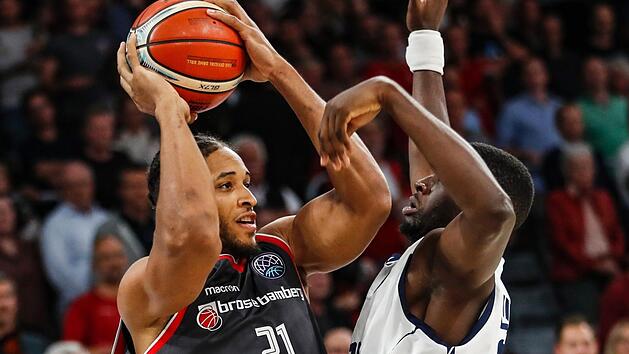 Bedr&auml;ngt vom treffsicheren Dijon-Center Gavin Ware versucht der Bamberger Augustine Rubit (links), den Ball zu passen. Fotos: Daniel L&ouml;b