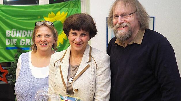 Dagmar Escher (Mitte) tritt f&uuml;r die Partei B&uuml;ndnis 90/Die Gr&uuml;nen bei der Wahl zum Coburger Landrat am 27. Januar n&auml;chsten Jahres an. Bei der Aufstellungsversammlung am Donnerstag in Bad Rodach erhielt sie mit neun Stimmen eine 100-prozentige Unterst&uuml;tzung. Zur Wahl gratulierten die Sprecher des Kreisverbandes der Gr&uuml;nen, Gabriele Jahn und Andreas Kleist. Foto: Christoph Winter