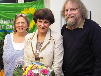 Dagmar Escher (Mitte) tritt f&uuml;r die Partei B&uuml;ndnis 90/Die Gr&uuml;nen bei der Wahl zum Coburger Landrat am 27. Januar n&auml;chsten Jahres an. Bei der Aufstellungsversammlung am Donnerstag in Bad Rodach erhielt sie mit neun Stimmen eine 100-prozentige Unterst&uuml;tzung. Zur Wahl gratulierten die Sprecher des Kreisverbandes der Gr&uuml;nen, Gabriele Jahn und Andreas Kleist. Foto: Christoph Winter