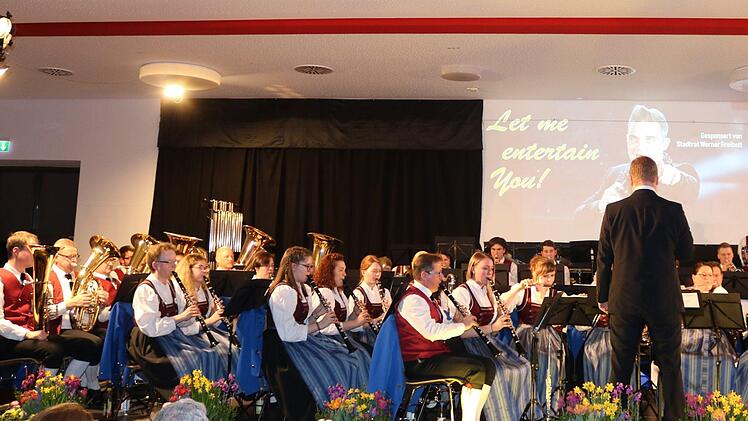 Insgesamt 56 Musiker unter der Leitung von Sebastian Saffer sorgten am Samstagabend für absolut gute Blasmusik. Foto: Janina Reuter-Schad
