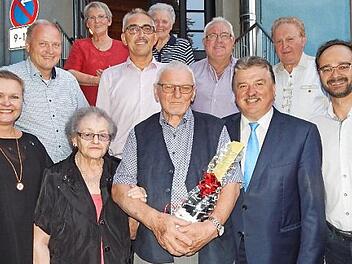 Heinz Hahn (vorne, Mitte) mit Ehefrau Erna (links daneben), Tochter Barbara ( links) und Landrat Klaus Peter Söllner (vorne, Zweiter von rechts) im Kreis der Gratulanten  Foto: Horst Wunner