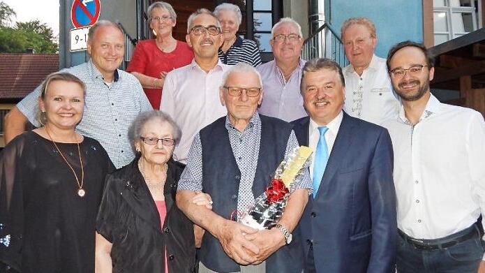 Heinz Hahn (vorne, Mitte) mit Ehefrau Erna (links daneben), Tochter Barbara ( links) und Landrat Klaus Peter Söllner (vorne, Zweiter von rechts) im Kreis der Gratulanten  Foto: Horst Wunner
