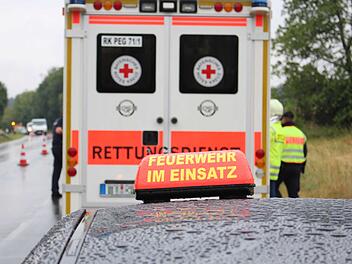 rettungsdienst krankenwagen rettungswagen feuerwehr im einsatz straße