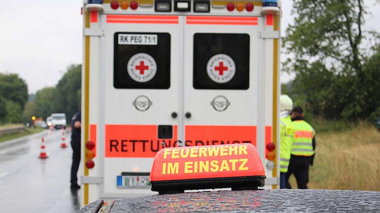 rettungsdienst krankenwagen rettungswagen feuerwehr im einsatz stra&szlig;e