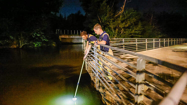 F&uuml;rth: Mysteri&ouml;se &Ouml;lspur auf Rednitz gibt R&auml;tsel auf - aufwendiger Feuerwehreinsatz
