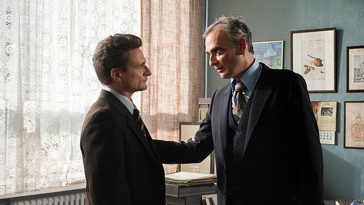 Der Vorsitzende des Zentralrates der Juden, Elias Gleitmann (Anatole Taubman, rechts) m&ouml;chte Hans Rosenthal (Florian Lukas) bei der Feierstunde zum 40. Jahrestag der Reichspogromnacht auf jeden Fall dabei haben.