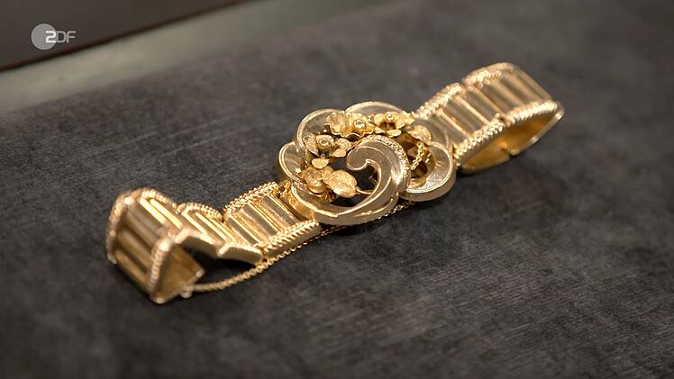 Ein Armband war Heide Rezepa-Zabel zufolge aus "hauchd&uuml;nn gewalztem 585er Goldblech" wohl zwischen 1845 und 1855 gefertigt worden. Gew&uuml;nscht wurden nur 150 Euro. Doch bei einem Goldwert von 1.300 Euro taxierte die Expertin insgesamt 1.300 bis 1.600 Euro. Suppes zahlte 1.300 Euro.