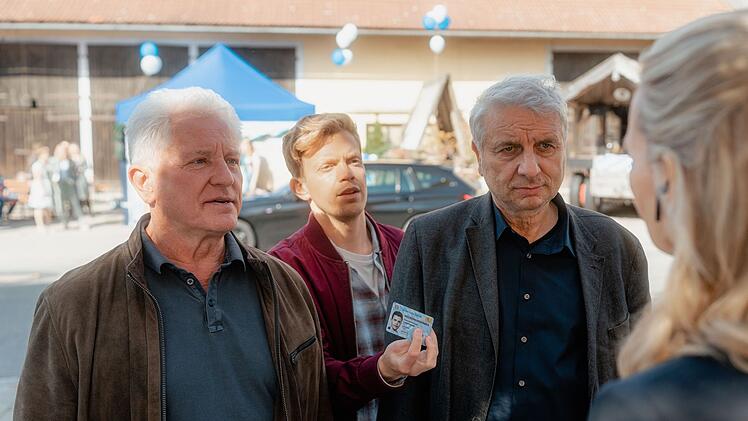 Ivo Batic (Miroslav Nemec, links), Kalli Hammermann (Ferdinand Hofer, Mitte) und Franz Leitmayr (Udo Wachtveitl) verschl&auml;gt es in ihrem neuen Fall in die Welt der Produktk&ouml;niginnen.
