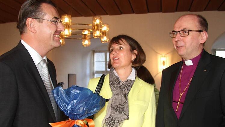 Zur Einführung des Kulmbacher Schulleiters Horst Pfadenhauer (Mit Ehefrau Ines) reiste der Bischof der Alt-Katholiken Dr. Matthias Ring eigens aus Bonn an. Der Hintergrund: Der Bischof stammt eigentlich aus Wallenfels und kennt Horst Pfadenhauer von der Schule.