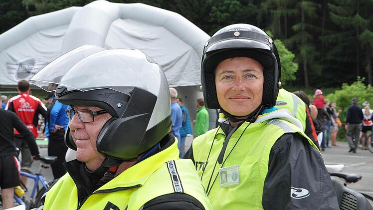 Heike Schweens (rechts) vom ATS Kulmbach gab ihren Einstand als Kampfrichterin auf der Radstrecke.