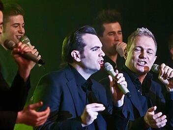 Mit ihrer Vielseitigkeit und ihrem Showtalent begeisterten "The 12 Tenors" beim Gastspiel im fast ausverkauften Coburger Kongresshaus.Fotos: Jochen Berger