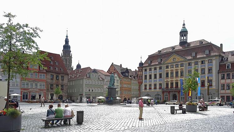 Und so sieht die gleiche Perspektive heute aus: freie Sicht auf das Rathaus und gerne genutzte Sitzplätze für Passanten rund um den Marktplatz.Foto: Jochen Berger