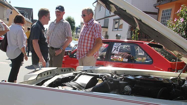 Die Männer schauten den Oldies auch gerne unter die Haube.
