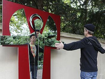 Zeitgenössische Kunst lädt zum Experimentieren ein - wie im Hof der Villa Dessauer. Fotos: Matthias Hoch