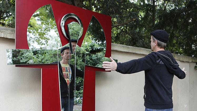 Zeitgenössische Kunst lädt zum Experimentieren ein - wie im Hof der Villa Dessauer. Fotos: Matthias Hoch