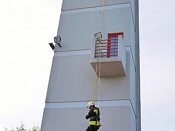 Bei einer Schauübung wurden die Feuerwehrleute vom Schlauchturm abgeseilt. Foto: Pauline Lindner