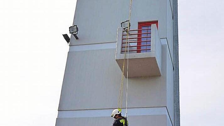 Bei einer Schauübung wurden die Feuerwehrleute vom Schlauchturm abgeseilt. Foto: Pauline Lindner