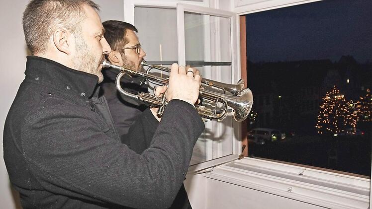 Mit dem Lied "Can you feel the love" von Elton John aus einem Fenster des Rathauses beendeten die Trompeter Markus Lenhardt (vorne) und Sebastian Raab den offiziellen Teil des Neujahrsempfangs.
