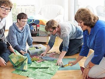 Maria Kreiss, Bärbel Breuninger, Sabine Aly und Elfi Martschinke (v. l.) bereiten ihre erste gemeinsame Ausstellung vor. Foto: Johanna Blum