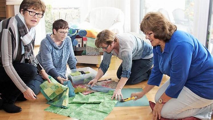 Maria Kreiss, Bärbel Breuninger, Sabine Aly und Elfi Martschinke (v. l.) bereiten ihre erste gemeinsame Ausstellung vor. Foto: Johanna Blum
