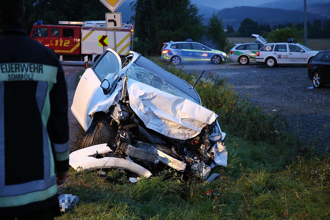 Kreis Kronach: Auto und Lkw kollidieren frontal – Zwei junge Menschen schwer verletzt