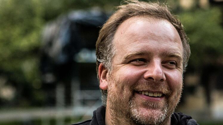 Mit einer Live-Installation beteiligt sich der Lichtkünstler Philipp Geist am Samstag an der 13. Coburger Museumsnacht. Am Donnerstag richtete er seine Installation im Hof der Veste ein.Foto: Jochen Berger