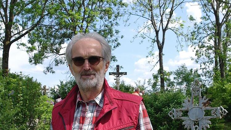 Der gebürtige Reußendorfer Thomas Helfrich besucht den Friedhof jedes Jahr. Foto: Stephanie Elm
