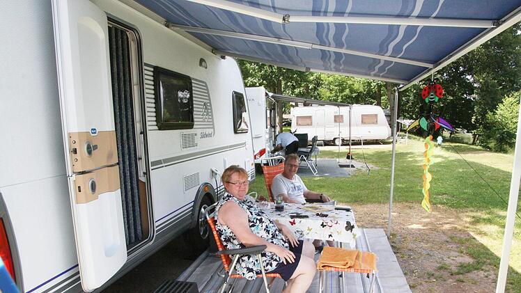 F&uuml;hlen sich in Bamberg und speziell auf der Camping-Insel in Bug sehr wohl: Heike und Andreas Bernhardt aus Offenbach.  Fotos: Sebastian Schanz