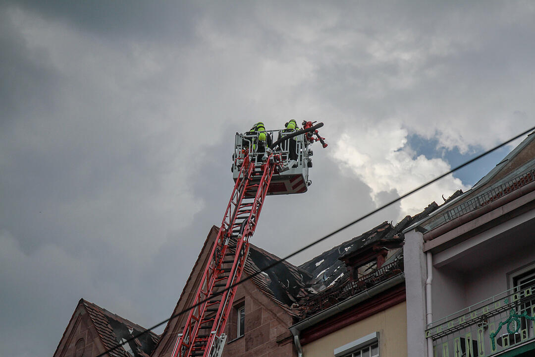 Dachstuhl eines Mehrfamilienhauses fängt Feuer