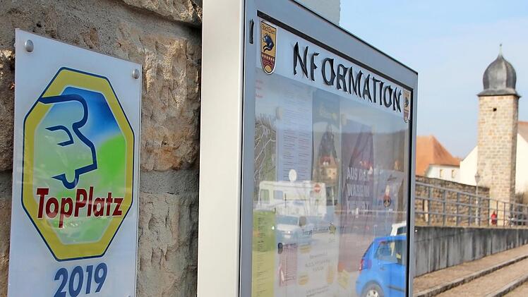 Blitzend neu prangt das "Top Platz"-Logo für 2019 am Betreuerhäuschen in der Walk-Strasser-Anlage. Im Hintergrund ist der historische Pfarrgartenturm zu sehen. Fotos: Kerstin Zwinkmann/Eckehard Kiesewetter