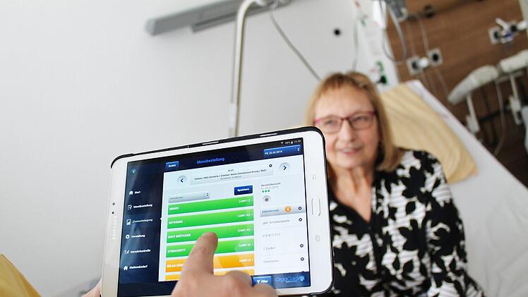 Mittagszeit im Haßfurter Klinikum: Am Tablet werden die Essensbestellungen der Patienten notiert. Foto: Teresa Hirschberg