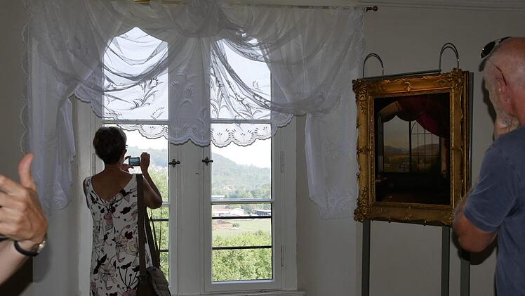 Einmal sehen, was der Prinz sah: Der gemalte und der echte  Ausblick im Dachgeschoss   Foto: Manja von Nida