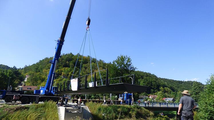 Die Radwegbrücke wird eingepasst. Foto: Thomas Weichert