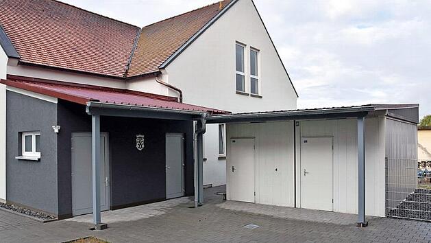 Die Container für den lange ersehnten Jugendraum in Wonfurt (rechts) und der Anbau an das Feuerwehrgerätehaus mit den sanitären Anlagen (links) sind bereits errichtet. Ende Oktober soll die Einweihung mit der offiziellen Übergabe an die Jugend stattfinden.  Foto: Ulrike Langer