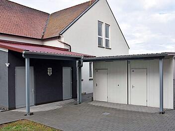 Die Container für den lange ersehnten Jugendraum in Wonfurt (rechts) und der Anbau an das Feuerwehrgerätehaus mit den sanitären Anlagen (links) sind bereits errichtet. Ende Oktober soll die Einweihung mit der offiziellen Übergabe an die Jugend stattfinden.  Foto: Ulrike Langer