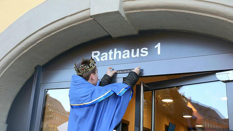 Der Segensspruch C+M+B - Christus mansionem benedicat (Christus segne dieses Haus) steht nun an der Rathaust&uuml;r.