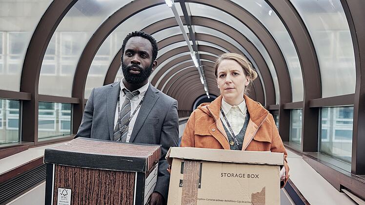 Sarah Collins (Gemma Whelan) und ihr Kollege Steve Bradshaw (Jimmy Akingbola) versuchen in der Krimiserie "The Tower" ein mysteri&ouml;ses Verbrechen zu l&ouml;sen.