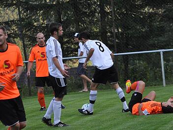 Schon in der Hinrunde, als der ASV Kleintettau den TSV Steinberg mit 6:1 bezwang, schenkten sich beide Kontrahenten in den Zweikämpfen nichts. Im Rückspiel fehlen beim ASV allerdings die beiden Torschützen Philip Kittel (links) und Alper Yürük (am Boden). Foto: Herbert Kalb