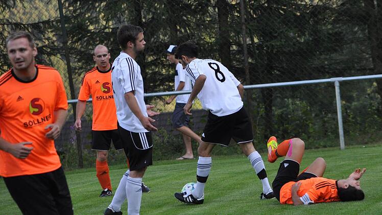 Schon in der Hinrunde, als der ASV Kleintettau den TSV Steinberg mit 6:1 bezwang, schenkten sich beide Kontrahenten in den Zweikämpfen nichts. Im Rückspiel fehlen beim ASV allerdings die beiden Torschützen Philip Kittel (links) und Alper Yürük (am Boden). Foto: Herbert Kalb