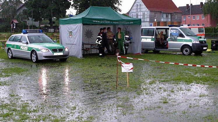 Das Veranstaltungsgelände stand nach dem Gewitterschauer unter Wasser.