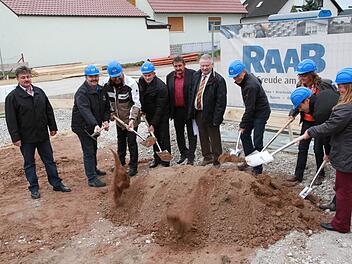 Der Spatenstich zum Kiga-Neubau in Willersdorf. Bürgermeister Heribert Weber (5. v. r.) und Gemeinderäte mit dem Architekten Kurt Steuer (4.v . r.) bei der Arbeit. Foto: Mathias Erlwein