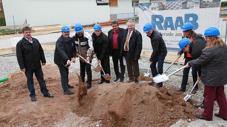 Der Spatenstich zum Kiga-Neubau in Willersdorf. Bürgermeister Heribert Weber (5. v. r.) und Gemeinderäte mit dem Architekten Kurt Steuer (4.v . r.) bei der Arbeit. Foto: Mathias Erlwein