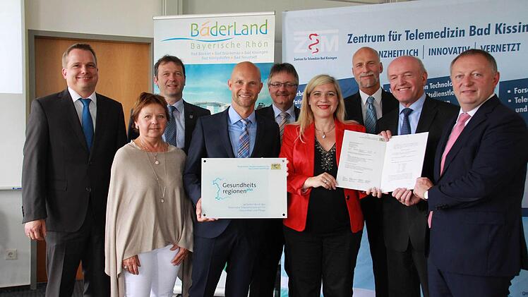 Freuen sich über den Förderbescheid zur "Gesundheitsregion plus": (von links) Matthias Wagner (RSG), Rita Rösch (Bad Neustadt), Thomas Helbling (Bad Königshofen), Alexander Schreck (Geschäftsstelle Gesundheitsregion plus), Dieter Seban (Bad Brückenau), Melanie Huml (Gesundheitsministerin Bayern), Kay Blankenburg (Bad Kissingen) und die Landräte Thomas Habermann, und Thomas Bold