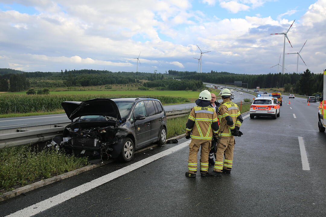 Schwerer Unfall auf der A9: Auto gerät auf nasser Straße ins Schleudern – Gaffer filmen