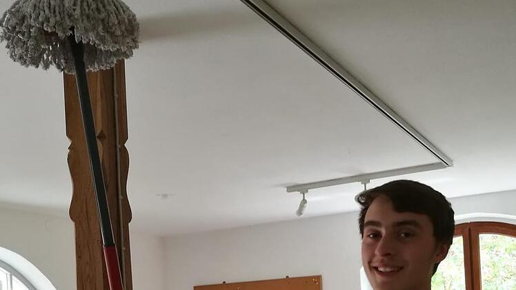 Johannes Walter beim Kleiderkammer-Reinigen