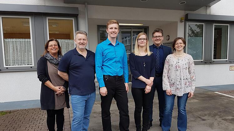 Sie freuen sich über die Leistungen ihrer Absolventen (von links): Pflegekoordinatorin Tanja Barthelmes, Leiter Intensivstation Jürgen Müller, Fachgesundheits- und Krankenpfleger für Intensivpflege und Anästhesie David Mölter und Katja Then, Betriebsleiter Jürgen Oswald und stellvertretende Stationsleitung Intensiv Martina Thomas. Foto: Marion Meißner-Dauelsberg