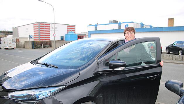 Die Klimamanagerin Ingrid Flieger vom Landratsamt Kulmbach fährt privat ganz vorbildlich ein Elektroauto, um zum Klimaschutz beizutragen.Mirjam Stumpf