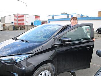 Die Klimamanagerin Ingrid Flieger vom Landratsamt Kulmbach f&auml;hrt privat ganz vorbildlich ein Elektroauto, um zum Klimaschutz beizutragen.Mirjam Stumpf