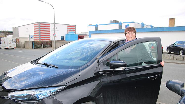 Die Klimamanagerin Ingrid Flieger vom Landratsamt Kulmbach fährt privat ganz vorbildlich ein Elektroauto, um zum Klimaschutz beizutragen.Mirjam Stumpf